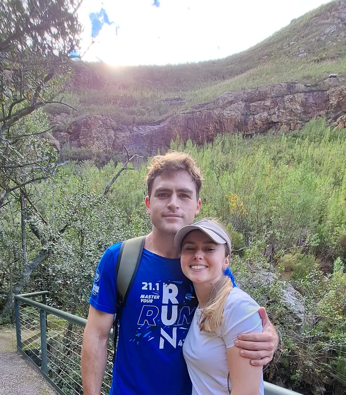 Ockert en Emja op ’n staproete tussen fynbos en berge.