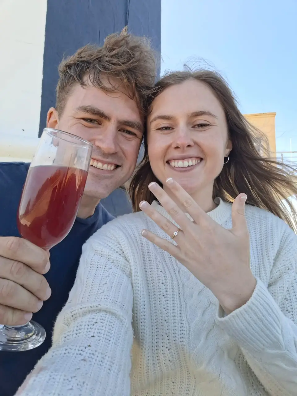 Ockert en Emja vier saam, met die verloofring na die kamera gedraai.